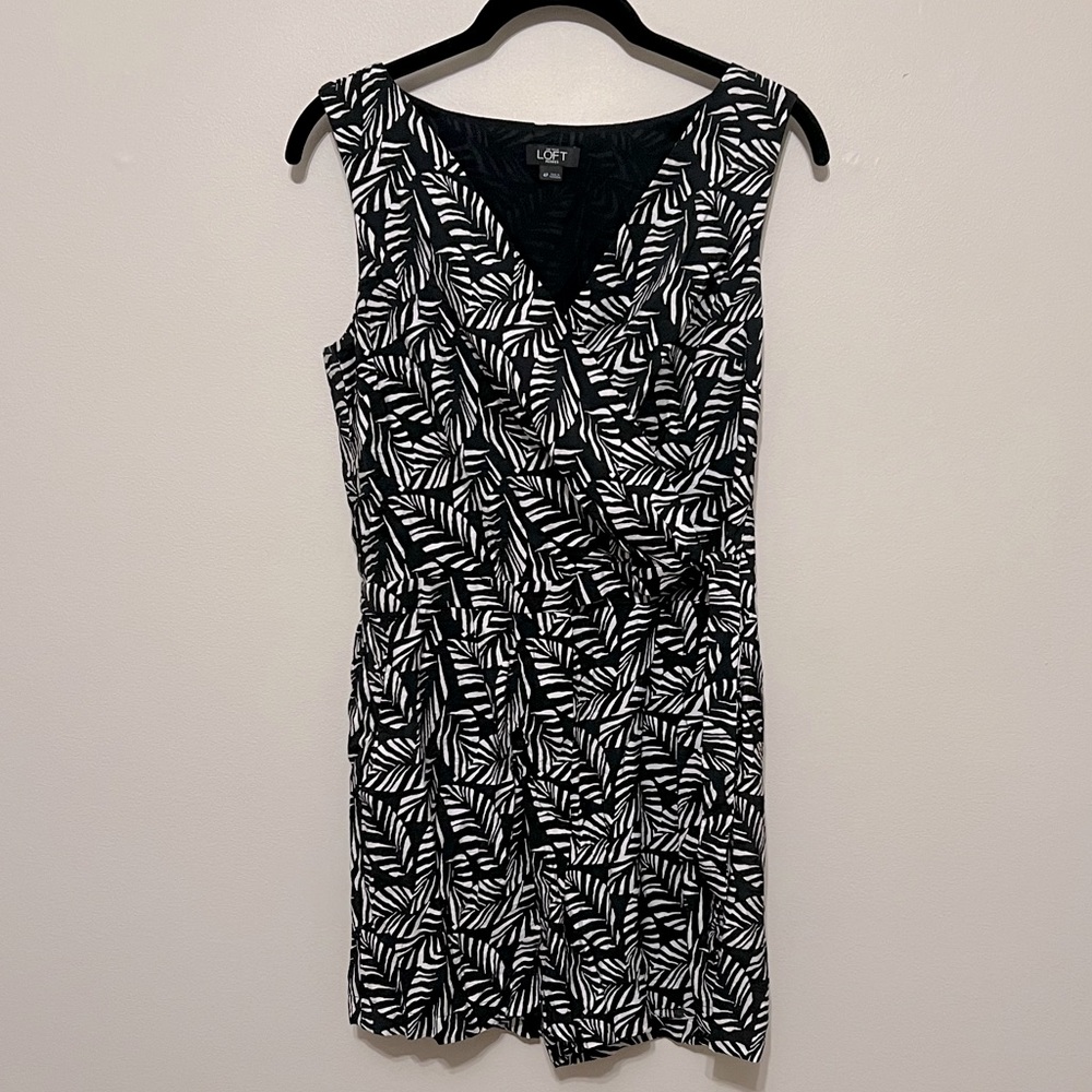 Women’s Ann Taylor Loft Black and White Leaf Patterned Romper Size 4P Petite